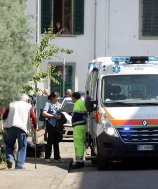 Sopra il palazzo dove &egrave; accaduto lincidente, accanto i soccorsi in via Valpadana. In alto a destra la disperazione del padre e sotto i vetri del pannello caduti con una scarpina della piccola vittima  