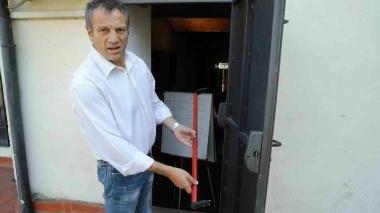 Il presidente Giuseppe Iraci mostra la porta forzata