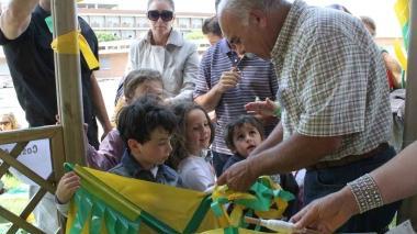 Aquiloni a Villa Serenai nonni e i bambinisi sono presi per mano