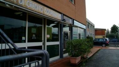 Guardia giurata legata e rapinata della pistola