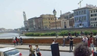Sigilli a Palazzo Mastiani, scoppia la protesta degli studenti. Sedie e tavolini sul lungarno