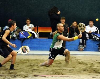 <b>BEACH TENNIS</b> Una partita di doppio    
