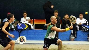 <b>BEACH TENNIS</b> Una partita di doppio