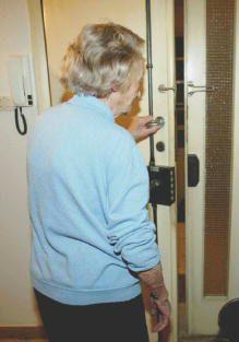 Unanziana apre la porta di casa 