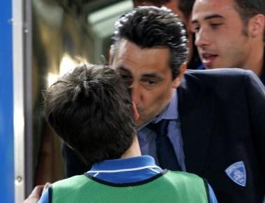 Aglietti saluta cos&igrave; suo figlio prima della partita 