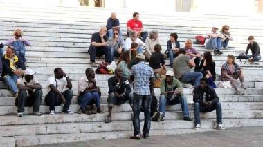 La protesta dei migranti davanti al Duomo di Massa 