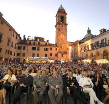 Il pubblico in piazza Repubblica 