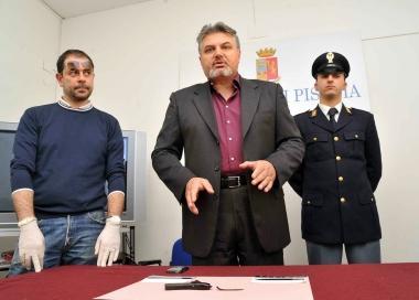 Il vicequestore Antonio Fusco, sul tavolo il coltello spezzato 