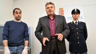 Il vicequestore Antonio Fusco, sul tavolo il coltello spezzato