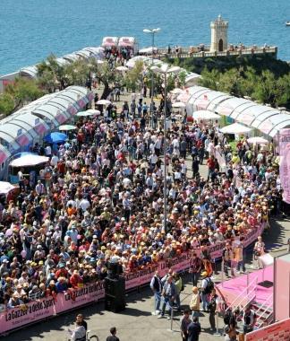 Piazza Bovio la mattina del Giro e una vetrina del centro addobbata per loccasione   