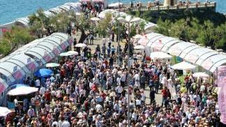Piazza Bovio la mattina del Giro e una vetrina del centro addobbata per l’occasione