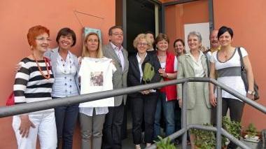 Sopra, i presenti alla conferenza stampa. A lato, Orsatti con un cucciolo