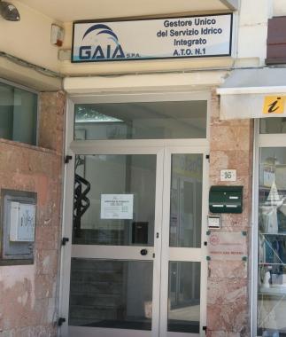 <b>CHIUSO. </b>Lo sportello di Gaia a Marina di Pietrasanta (Foto darchivio) Ieri le porte erano sbarrate   