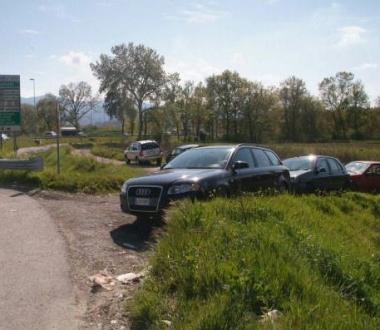 Auto in sosta vicino al casello 