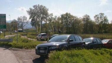 Auto in sosta vicino al casello