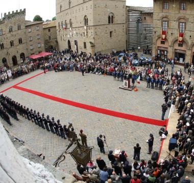 Una veduta dallalto della festa della Polizia di Stato a Volterra 