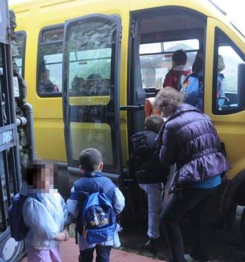 Bambini mentre salgono su un pulmino        