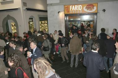 La manifestazione contro lordinanza antikebab organizzata in via S. Trinita 
