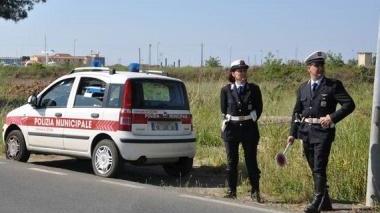 Una pattuglia dei vigili urbani
