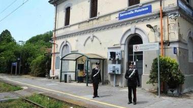 A sinistra la pistola sequestrata, sopra la stazione di Masotti