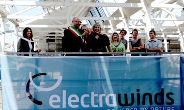 In alto Elisa Latini responsabile di Electrawinds Sopra, il taglio del nastro e, a destra, i pannelli 