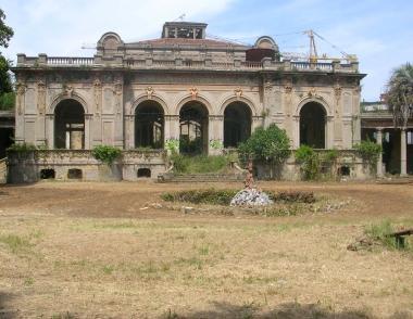 <b>PRIMA.</b> Nelle ultime due colonne a destra: il parco ingombro di erbacce       <b>DOPO.</b> Qui a fianco: il giardino delle terme liberty ripulite dalla sporcizia 