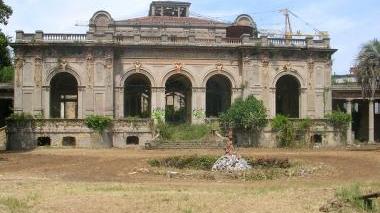 <b>PRIMA.</b> Nelle ultime due colonne a destra: il parco ingombro di erbacce <b>DOPO.</b> Qui a fianco: il giardino delle terme liberty ripulite dalla sporcizia