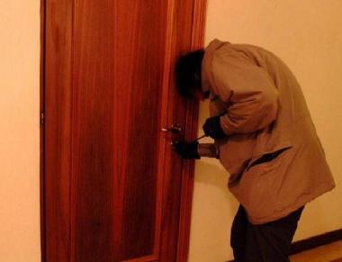 <b>BANDA DELLA TOPPA </b>Ennesimo colpo a Marina forzando la serratura della porta dingresso   