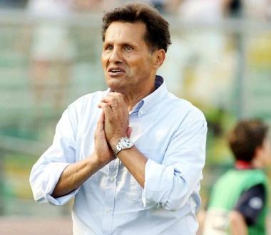 <b> VERGOGNA. </b>Walter Novellino dopo il gol della beffa  