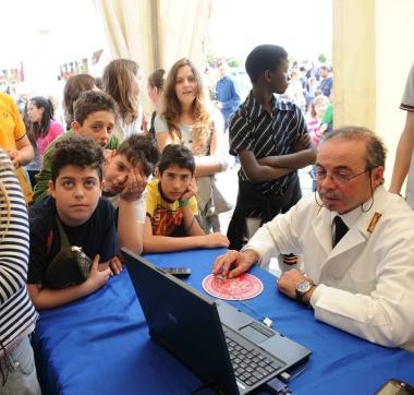 Bambini seguono il lavoro dei poliziotti  