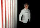 A sinistra l’autore dell’opera Daniel Buren