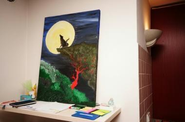 In alto, il quadro con il lupo che abbaia alla luna Sopra, la chitarra 