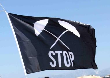 <b>PROTESTA.</b> La bandiera dei balneari 