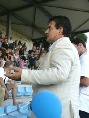 Polzella parla con i tifosi in tribuna    