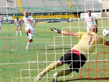 <b>RIGORE. </b>Italiano al 93 calcia di precisione alla destra di De Lucia: &egrave; il gol del 3-2    