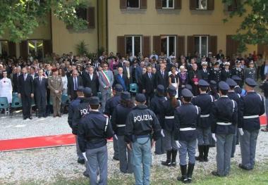 La cerimonia per la festa della polizia a Villa Henderson Sotto i bimbi cantano lInno di Mameli al termine della festa  
