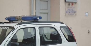 Un’auto della polizia municipale di Calci davanti al comando