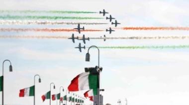 <b>FRECCE TRICOLORI.</b> L’esibizione nel cielo di Follonica