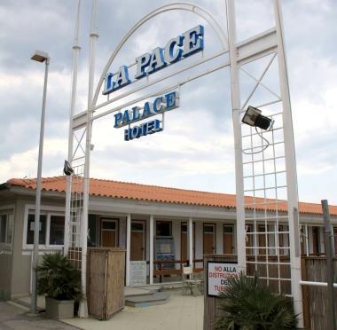 <b>SUPER OFFERTA.</b> Il cartello del La Pace che lancia il prezzo stracciato per la stagione 