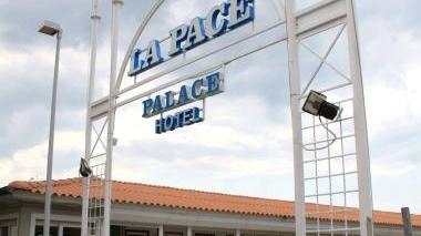 <b>SUPER OFFERTA.</b> Il cartello del “La Pace” che lancia il prezzo stracciato per la stagione