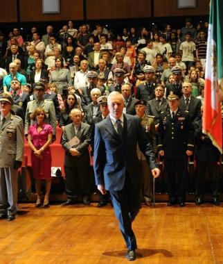 A sin. dirigente e poliziotti di Pontedera; a destra il saluto del sindaco al prefetto e il questore 