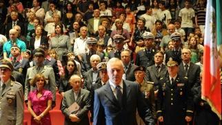 A sin. dirigente e poliziotti di Pontedera; a destra il saluto del sindaco al prefetto e il questore