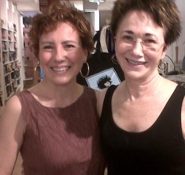 La scrittrice Elisabeth George con Gina Truglio titolare della Ubik di via Fillungo e a destra mentre firma le copie del suo ultimo libro 