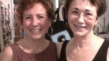 La scrittrice Elisabeth George con Gina Truglio titolare della Ubik di via Fillungo e a destra mentre firma le copie del suo ultimo libro