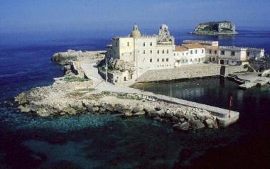 Il porticciolo dellisola di Pianosa dove attraccano i traghetti 