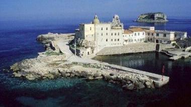Il porticciolo dell’isola di Pianosa dove attraccano i traghetti