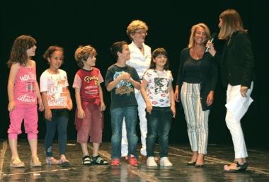 In alto da sinistra: le classi 1C e 1D della scuola Solvay gli alunni premiati della classe 3A Europa e gli studenti della 1A e 1B delle elementari Carducci. Sopra la 1L della Galilei 