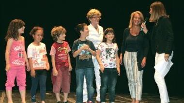 In alto da sinistra: le classi 1C e 1D della scuola Solvay gli alunni premiati della classe 3A Europa e gli studenti della 1A e 1B delle elementari Carducci. Sopra la 1L della Galilei