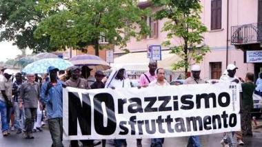 Accanto un momento del corteo