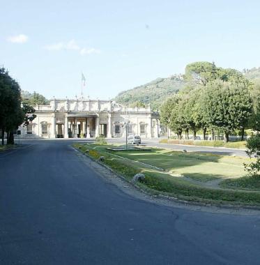 In piazza Domenico Giusti, davanti al Tettuccio, si andr&agrave; a piedi 